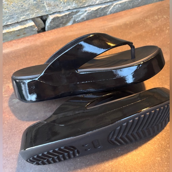 CROCS Getaway Platform Patent Flip Flop - Picture 3 of 4